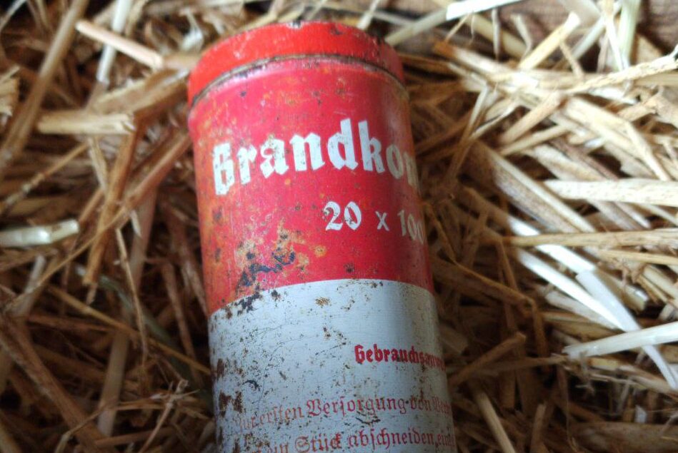 Lire la suite à propos de l’article Boîte de bandages allemande “Brandkomprelle 20×100 cm”