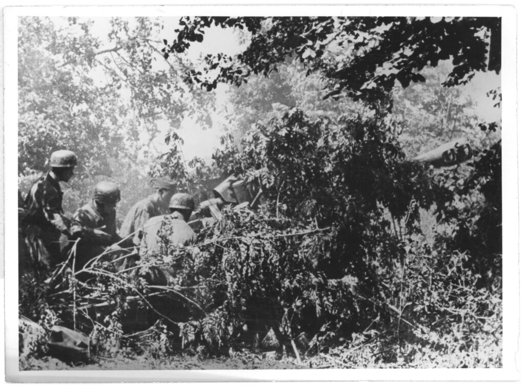 Parachutistes allemands camouflés, on constate des grillages apposés sur les casques - Archives du Calvados